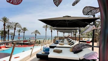 3 piscinas al aire libre, sombrillas, sillones reclinables de piscina