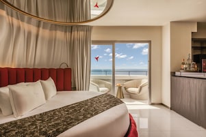 Roupas de cama premium, frigobar, cofres nos quartos, escrivaninha