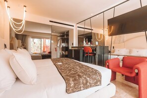 Bộ đồ giường cao cấp, minibar, két bảo mật tại phòng, bàn 