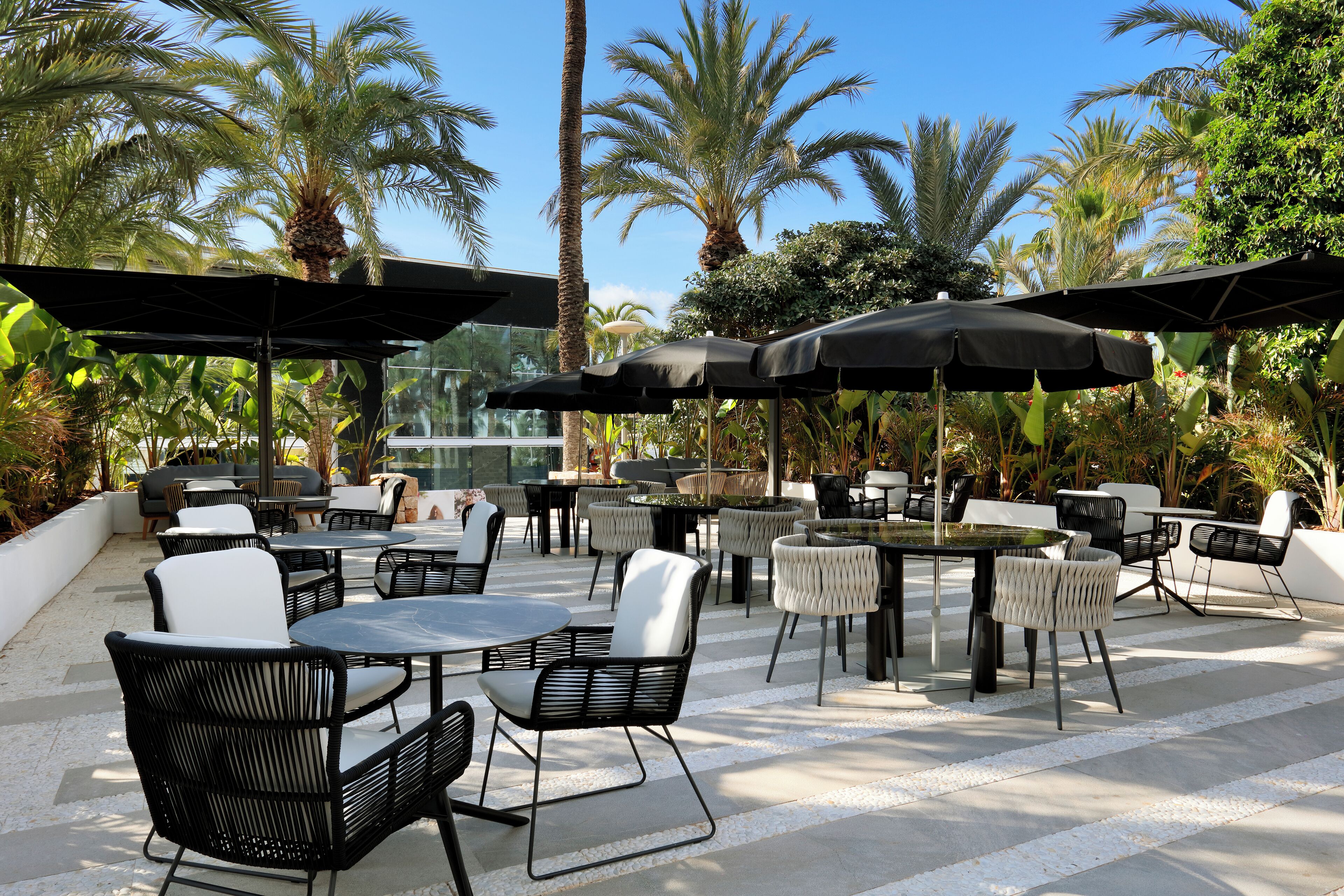 4 restaurants, lunch, dinner served; seafood