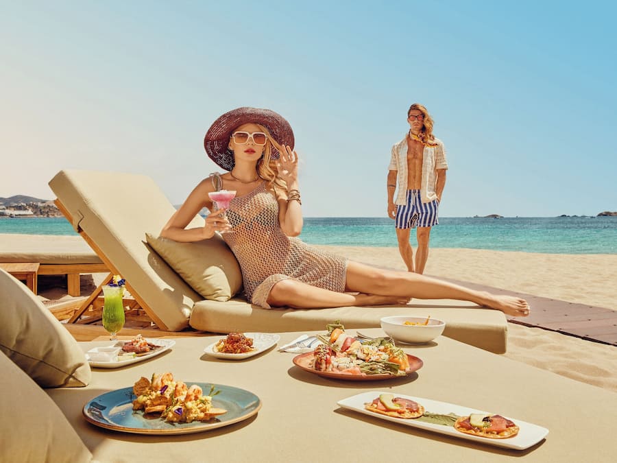 En la playa, camastros, sombrillas y toallas de playa