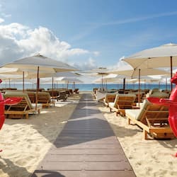 Sulla spiaggia, lettini da mare, ombrelloni, teli da spiaggia