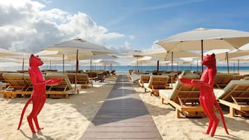 Am Strand, Liegestühle, Sonnenschirme, Strandtücher