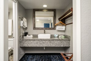 Habitación, 2 camas matrimoniales, para no fumadores | Lavabo en el baño