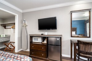 Habitación, 2 camas matrimoniales, para fumadores | Televisión
