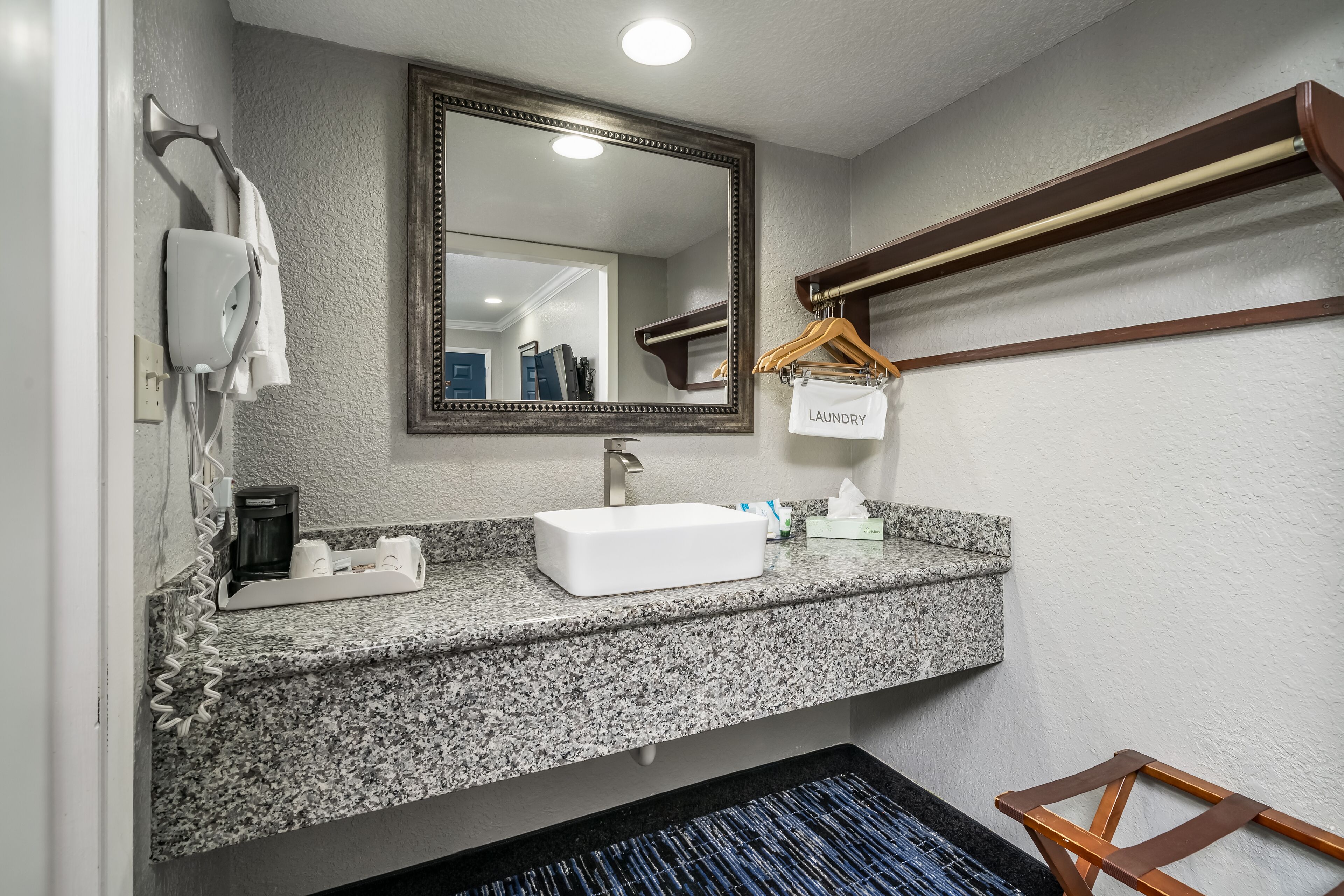 Room, 1 King Bed, Non Smoking | Bathroom sink