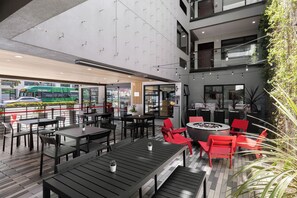 Courtyard - Infinity Hotel San Francisco, Tapestry Collection by Hilton (San Francisco)