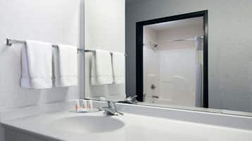 Gratis toiletartikelen, een haardroger, handdoeken