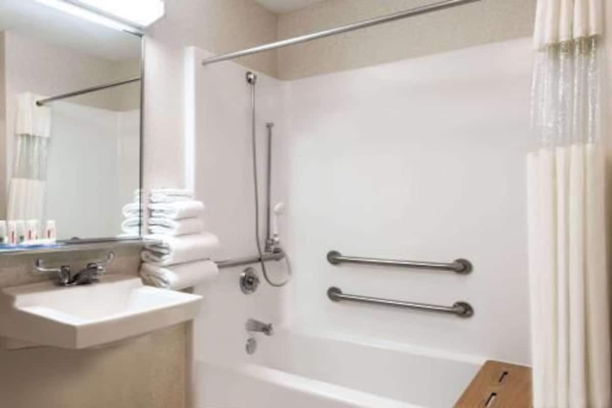 Bathroom | Free toiletries, hair dryer, towels