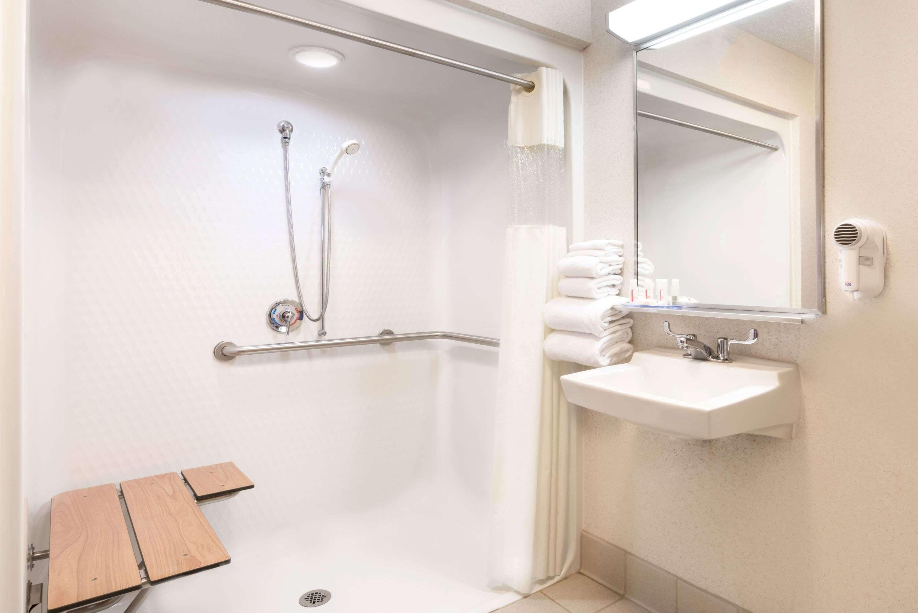 Kostenlose Toilettenartikel, Haartrockner, Handtücher