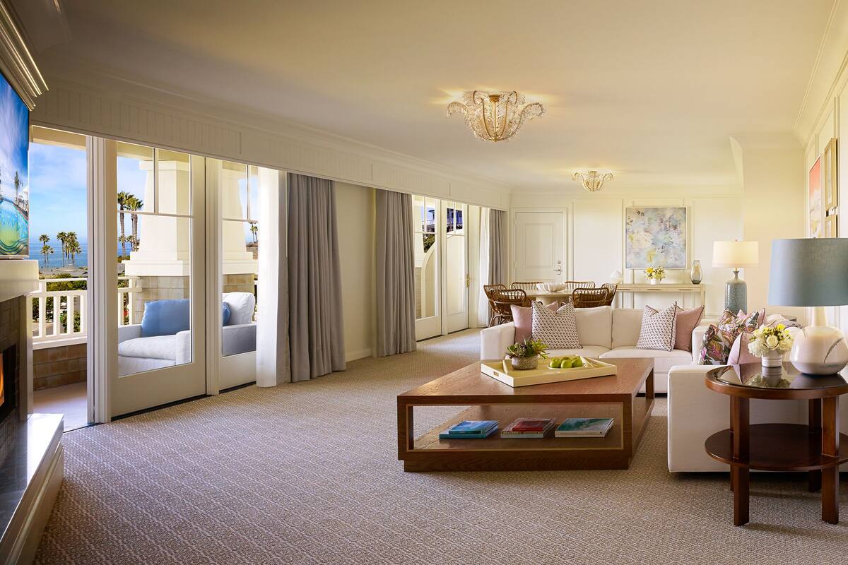 Suite (Sunset) | Oppholdsområde | En 55-tommers LCD-TV med digitale kanaler samt TV og TV-spill