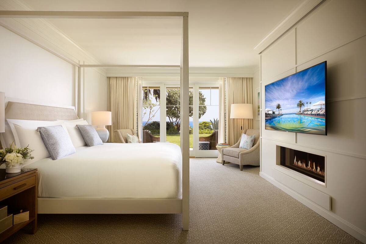 Suite (Ocean Suite) | Oppholdsrom | En 55-tommers LCD-TV med digitale kanaler samt TV og TV-spill