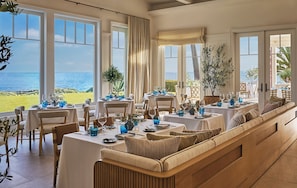 3 restaurantes; se sirve desayuno, almuerzo y cena; cocina mediterránea