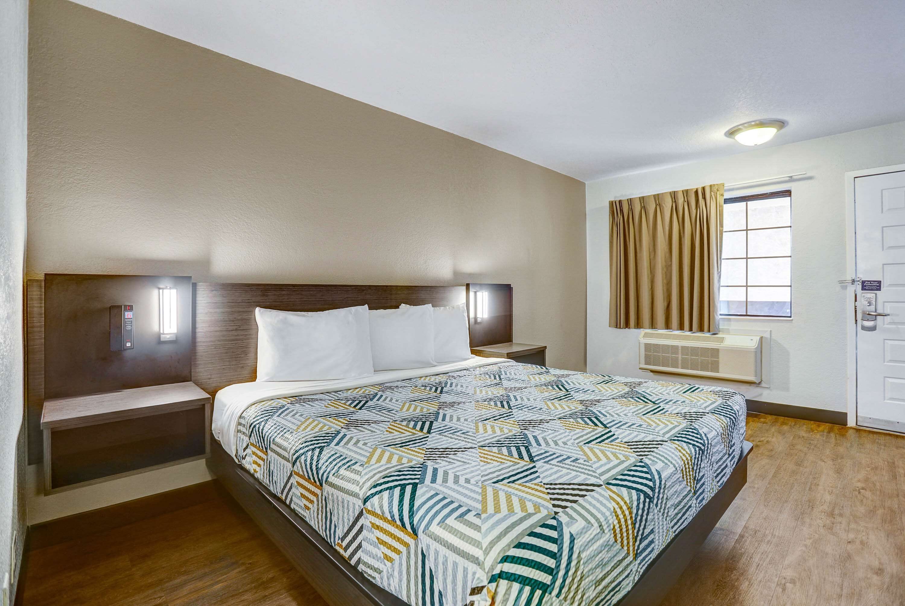 Skrivebord, wi-fi (inkludert) og sengetøy