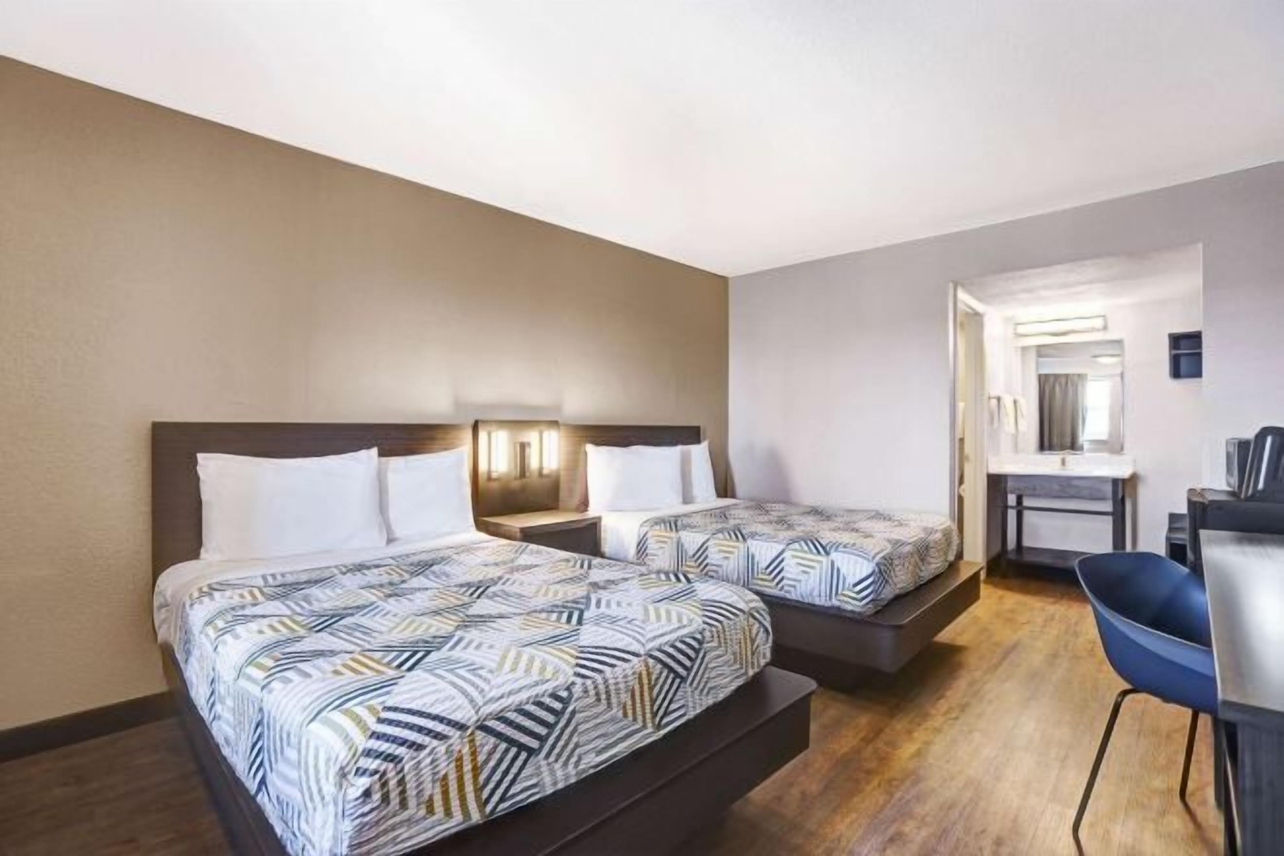 办公桌、免费 WiFi、床单