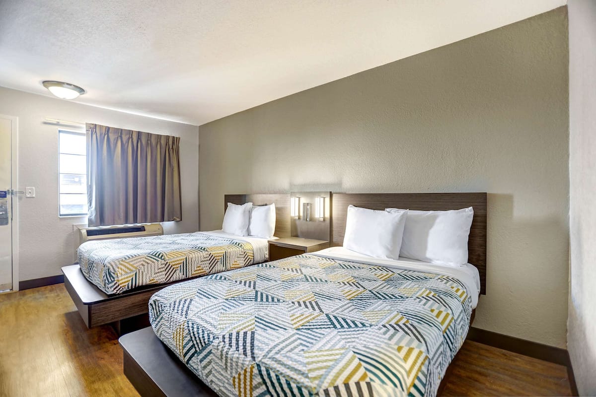 办公桌、免费 WiFi、床单