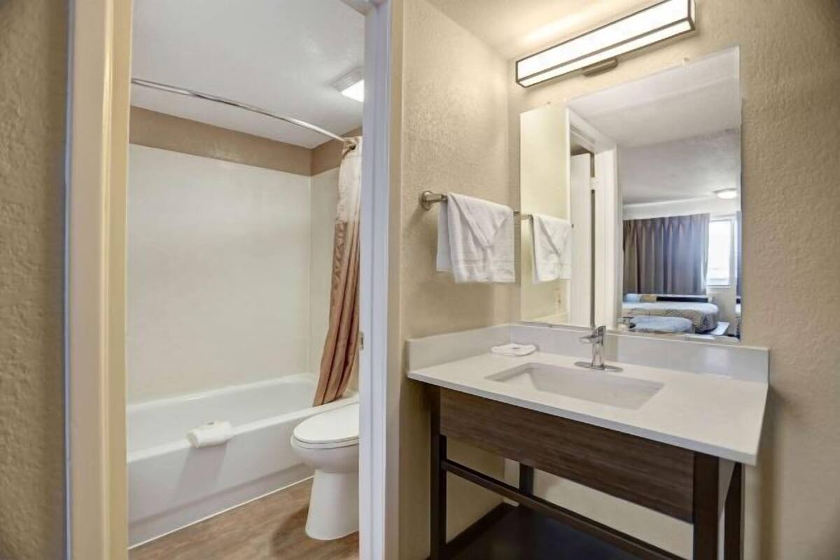 Separate bathtub and shower, free toiletries, towels