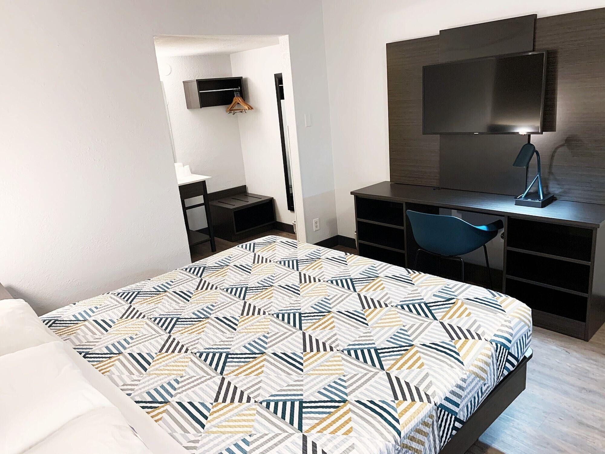 Desk, WiFi (free), bed sheets