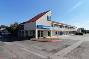Exterior - Motel 6 Amarillo, TX - Airport (Amarillo)