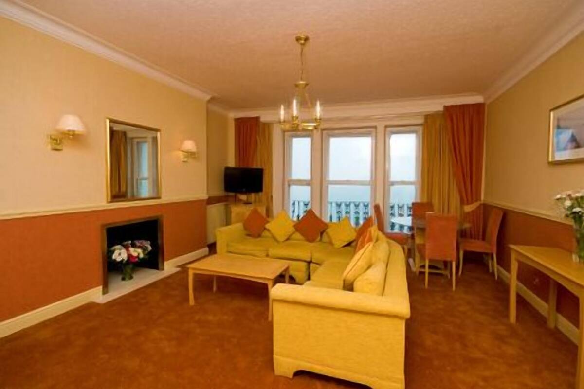 32-inch flat-screen tv with digital channels, tv