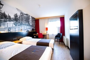 Comfort kamer, 2 eenpersoonsbedden | Een kluis op de kamer, een bureau, een strijkplank/strijkijzer