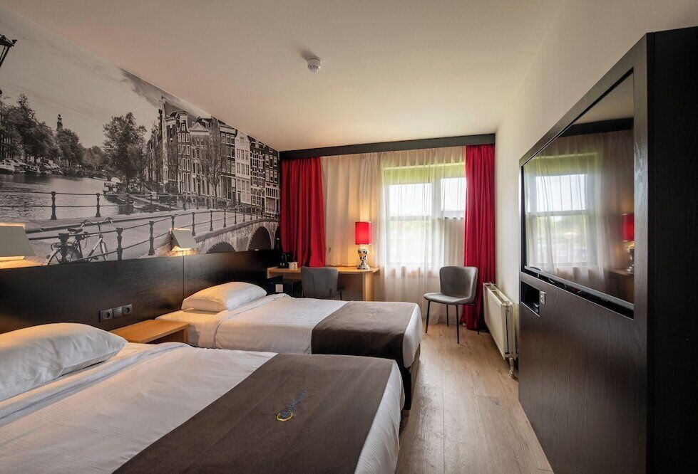 Een kluis op de kamer, een bureau, een strijkplank/strijkijzer