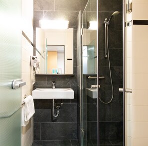 Artículos de higiene personal gratuitos, secador de pelo y toallas