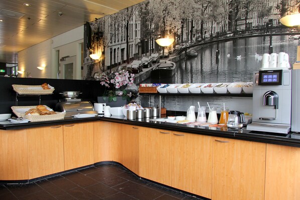 Desayuno buffet diario (EUR 18.25 por persona)