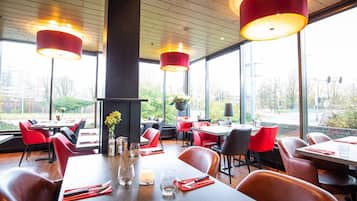 Déjeuner et dîner servis sur place