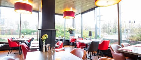 Hádegisverður og kvöldverður í boði