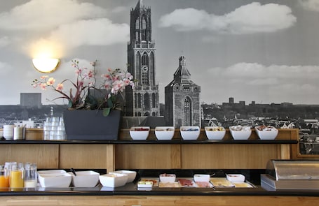 Daily buffet breakfast for a fee. Bastion Hotel Utrecht