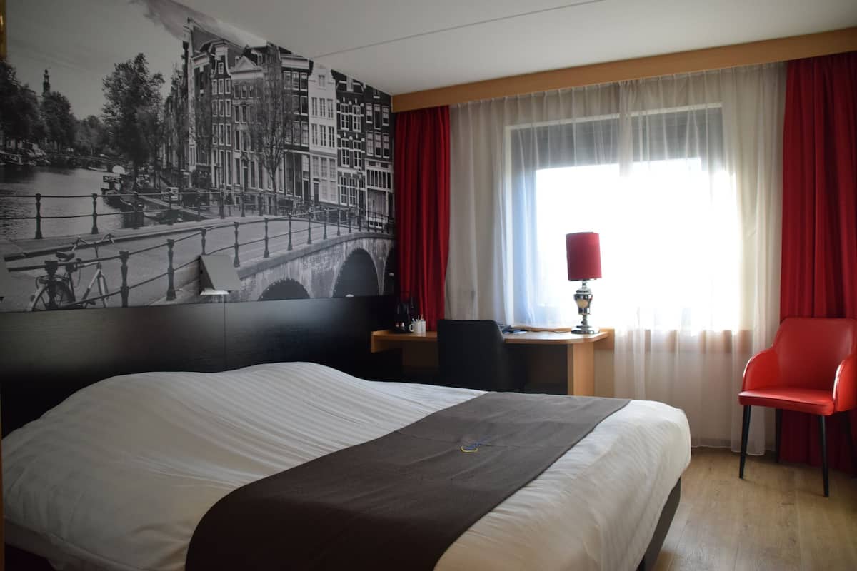 Doppia Comfort, 1 letto king | Una cassaforte in camera, una scrivania, ferro/asse da stiro