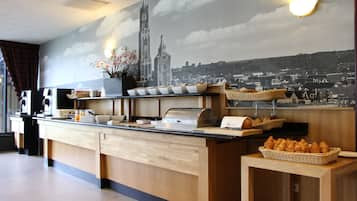 Daily buffet breakfast (EUR 17.75 per person)