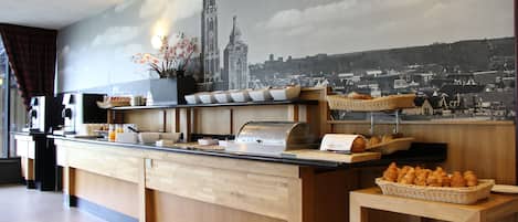 Petit déjeuner buffet (18.25 EUR par personne)