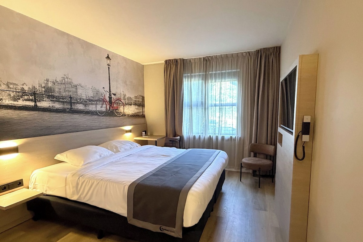 Comfort Double Room | In-room safe, desk, iron/ironing board (on request), WiFi (free)