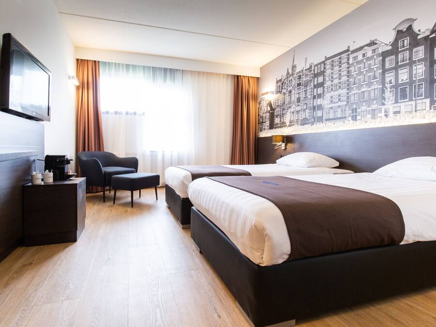 Quarto luxo, 2 camas de solteiro | Cofres nos quartos, escrivaninha, ferros/tábuas de passar roupa