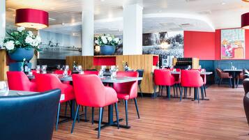 Desayuno continental (EUR 18.25 por persona)