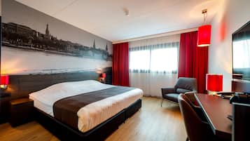 Habitación Deluxe, 1 cama de matrimonio grande | Caja fuerte, escritorio, tabla de planchar con plancha y cunas gratuitas