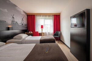 Rom – comfort, 2 enkeltsenger | Safe på rommet, skrivebord, strykejern/-brett og barnesenger (inkludert)