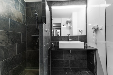 Free toiletries, hair dryer, towels. Bastion Hotel Zaandam