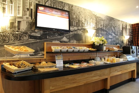 Daily continental breakfast (EUR 18.25 per person)