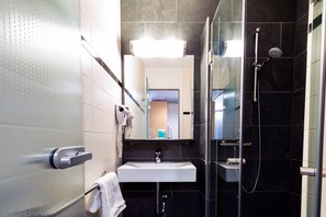 Ducha, artículos de higiene personal gratuitos y toallas