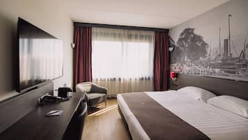 Habitació doble Deluxe, 1 llit de matrimoni gran | Caixa forta a l'habitació, escriptori i planxa i posts de planxar