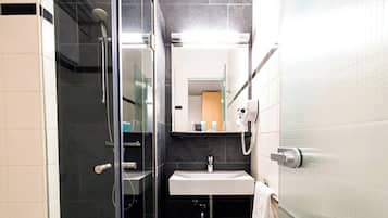 Badkamer met douche