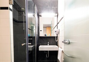 Bathroom shower - Bastion Hotel Rotterdam Zuid (Rotterdam)