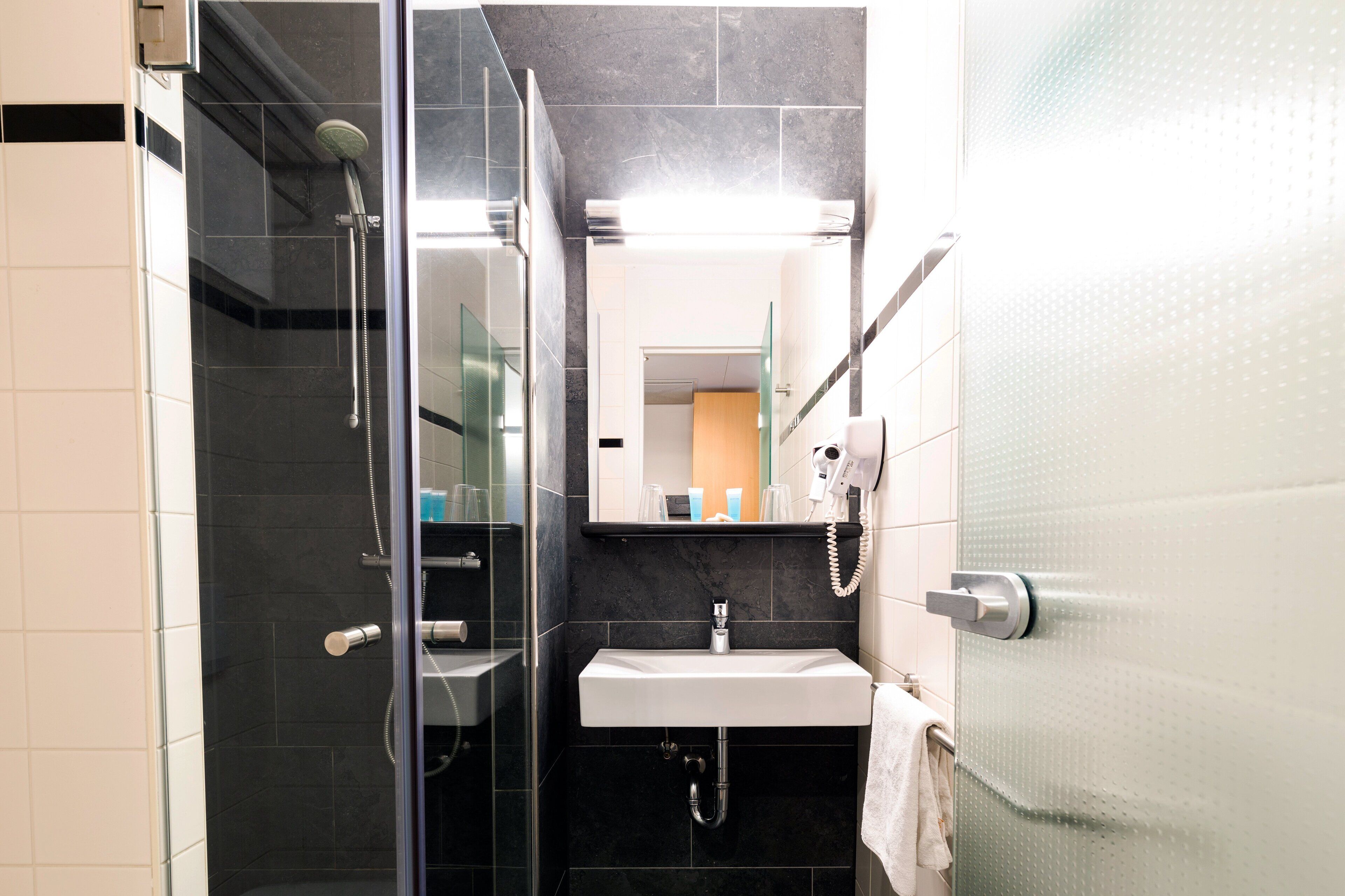 Shower, free toiletries, towels