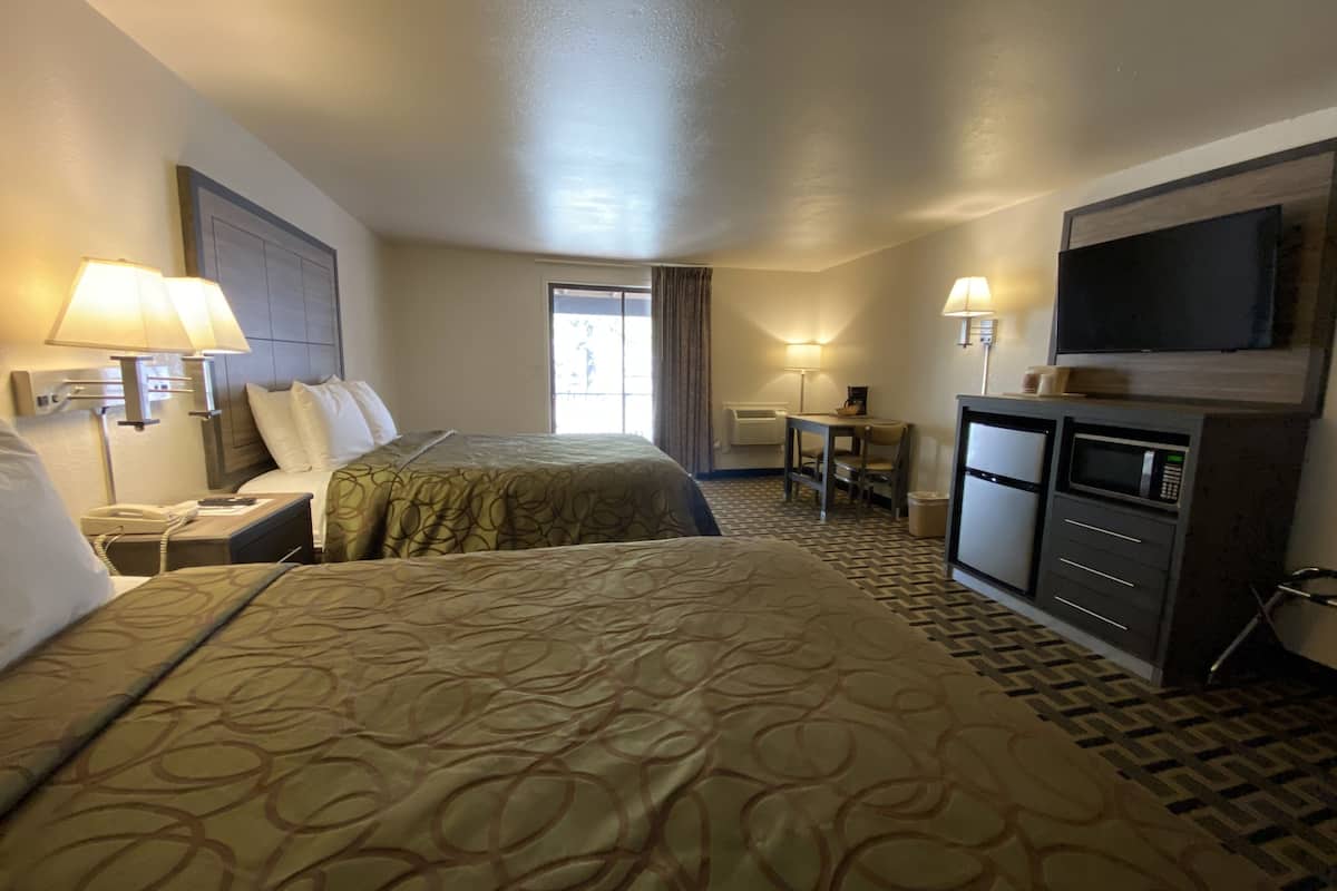 Chambre Deluxe, 2 grands lits, non-fumeurs | Bureau, fer et planche à repasser, Wi-Fi gratuit, draps fournis