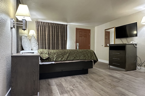 Escritorio, tabla de planchar con plancha, wifi gratis y ropa de cama