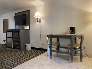 办公桌、熨斗/熨板、免费 WiFi、床单