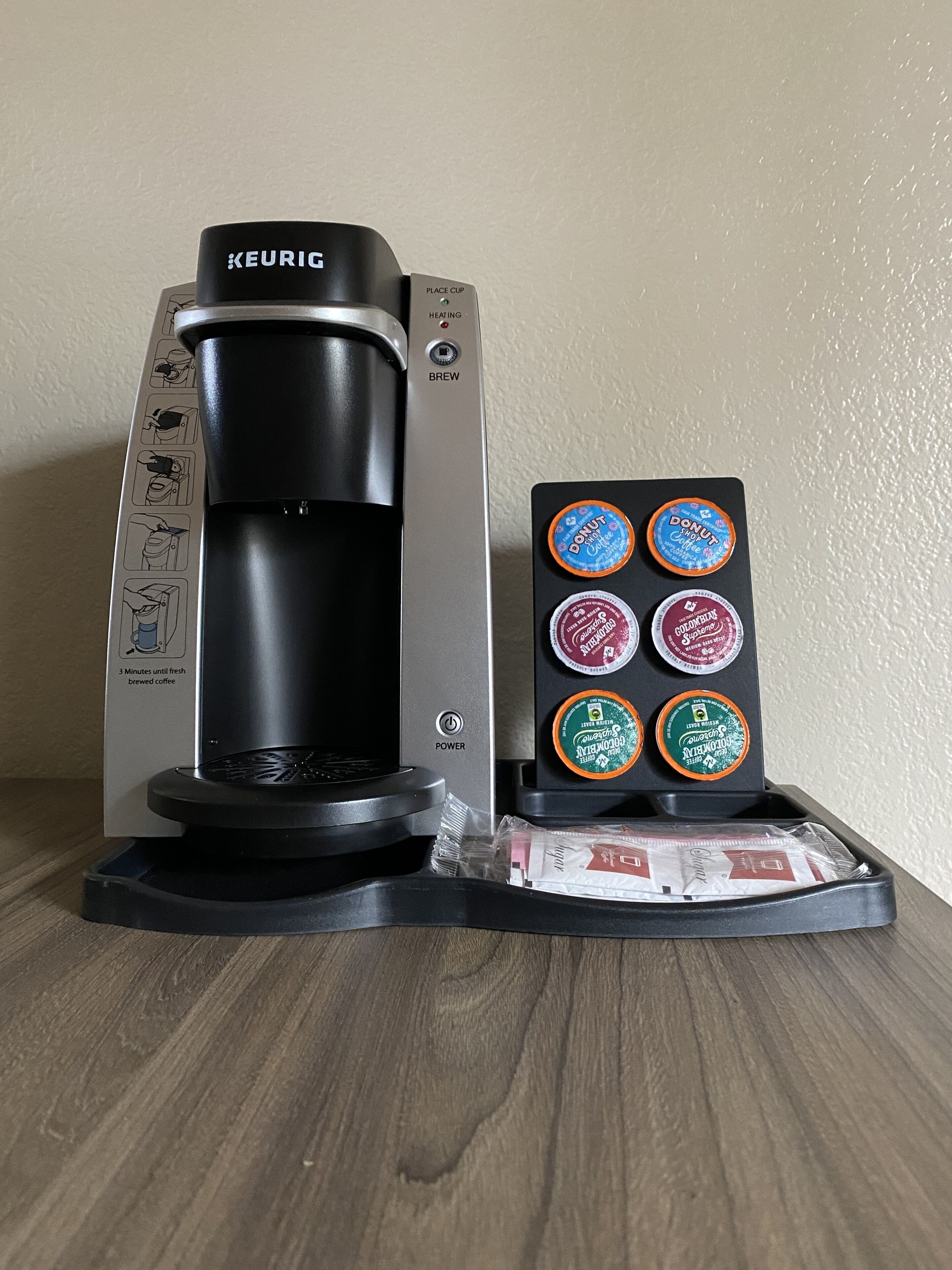 Eine Kaffeemaschine von Keurig mit einem Pod-Halter, der verschiedene Kaffeekapseln enthält.
